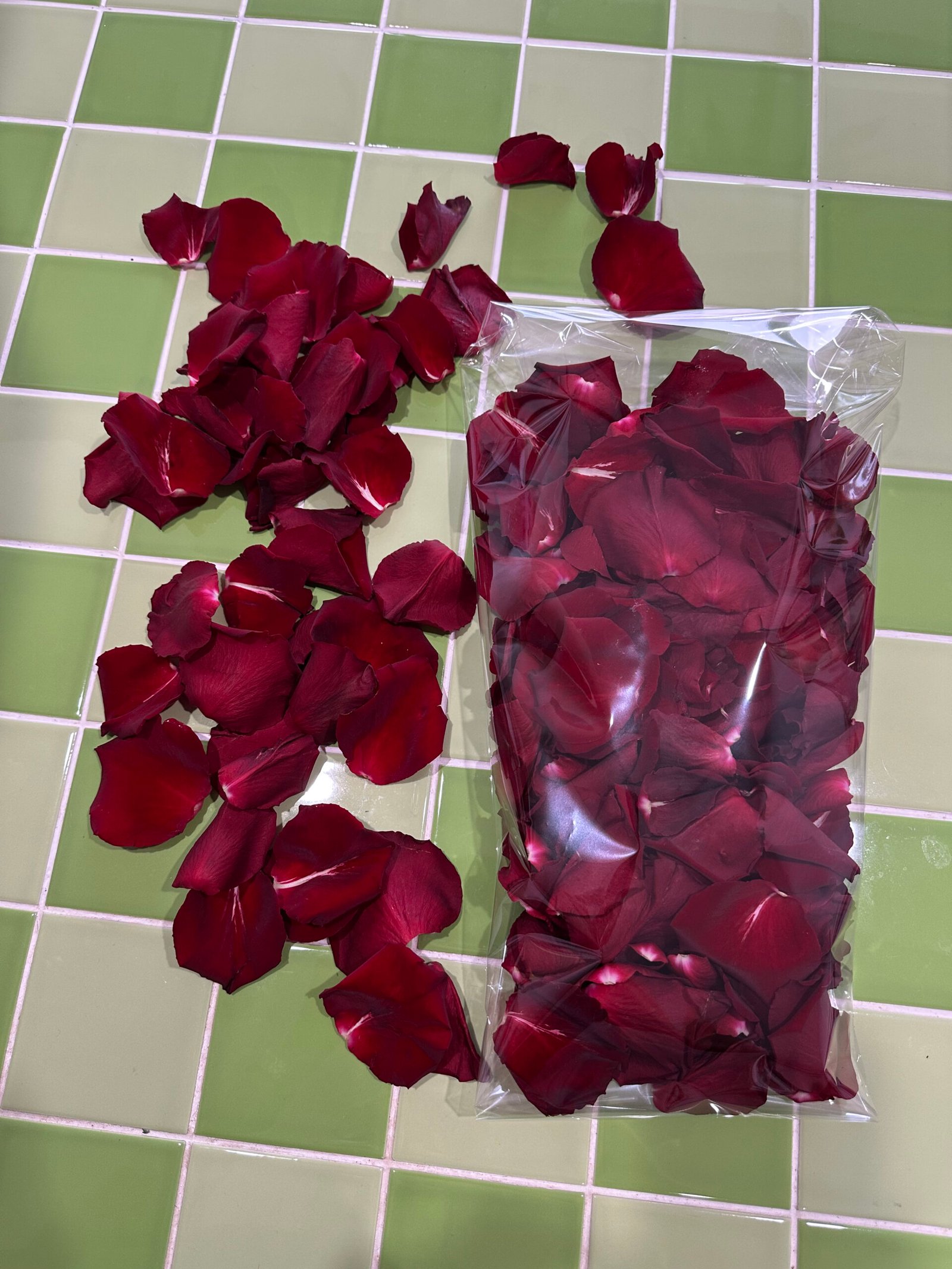 Fresh rose petals in soft, delicate colours for romantic floral arrangements and special occasions